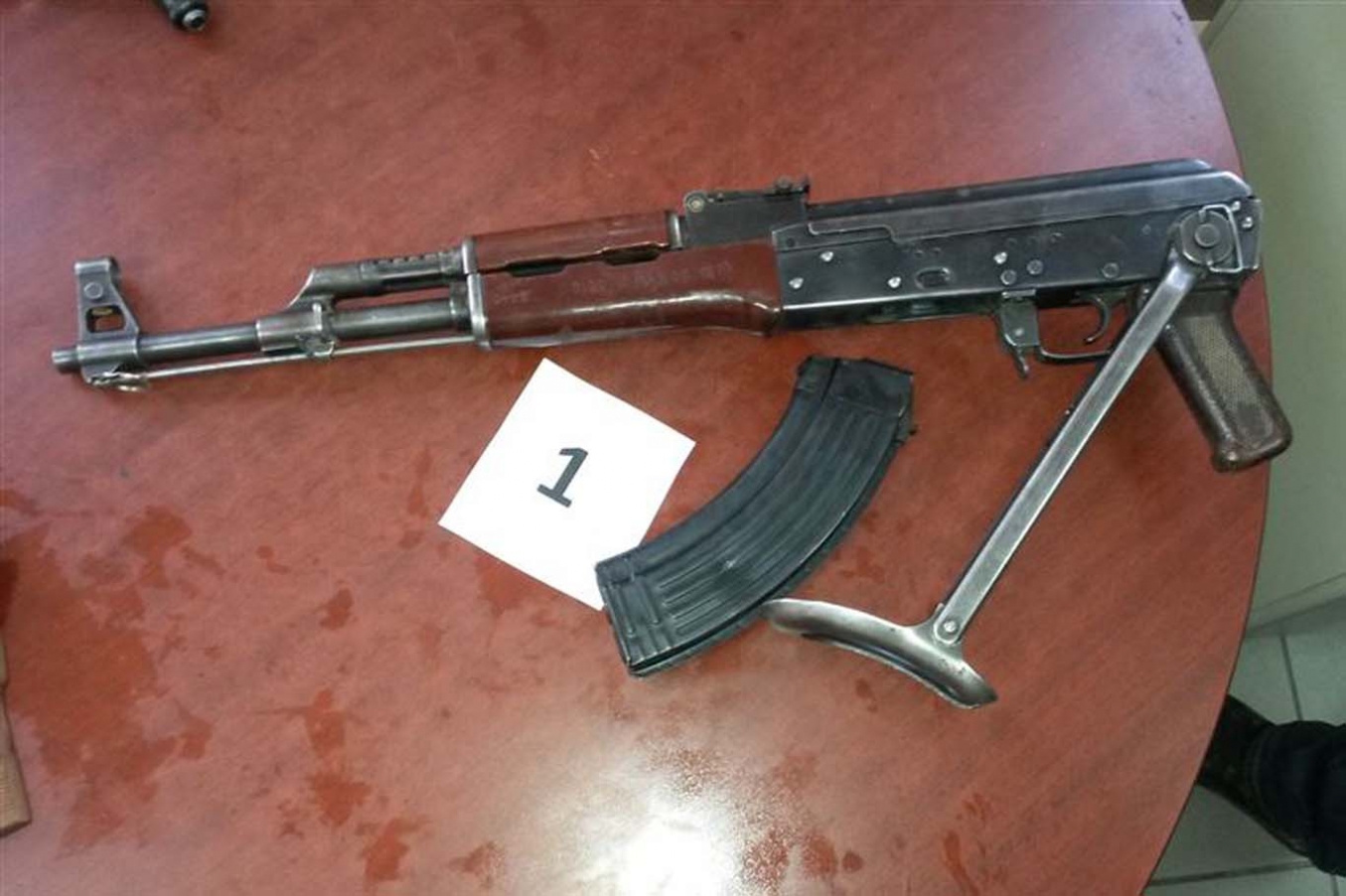 Habur'da bir araçta silahlar ele geçirildi Habur'da bir araçta silahlar ele geçirildi